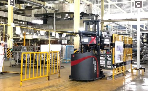 机器人技术与汽车饰件企业携手，共筑整仓无人搬运智慧工厂新典范